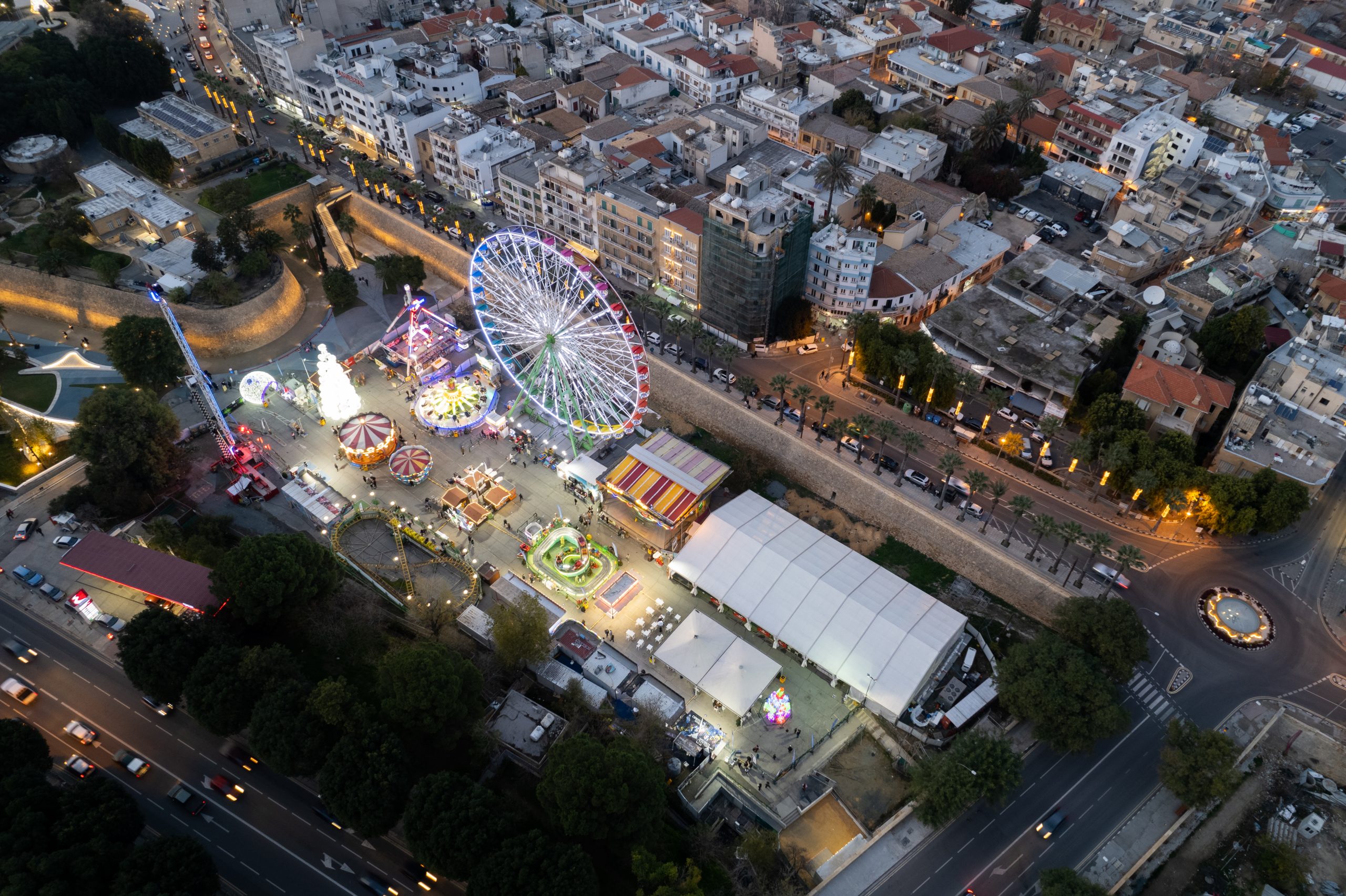 Vue aérienne en drone d'une fête foraine à Chypre