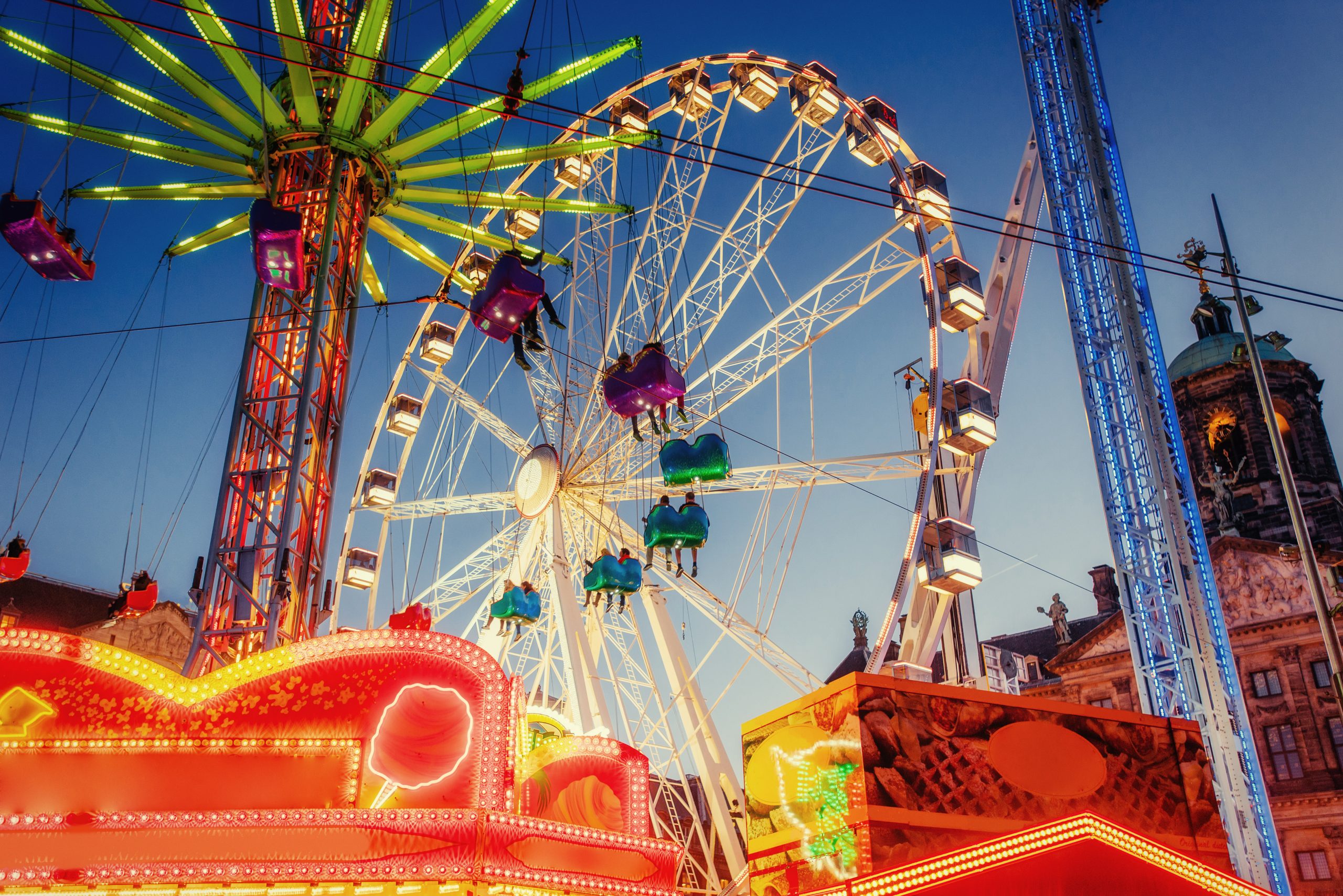 Des manèges dans une fête foraine