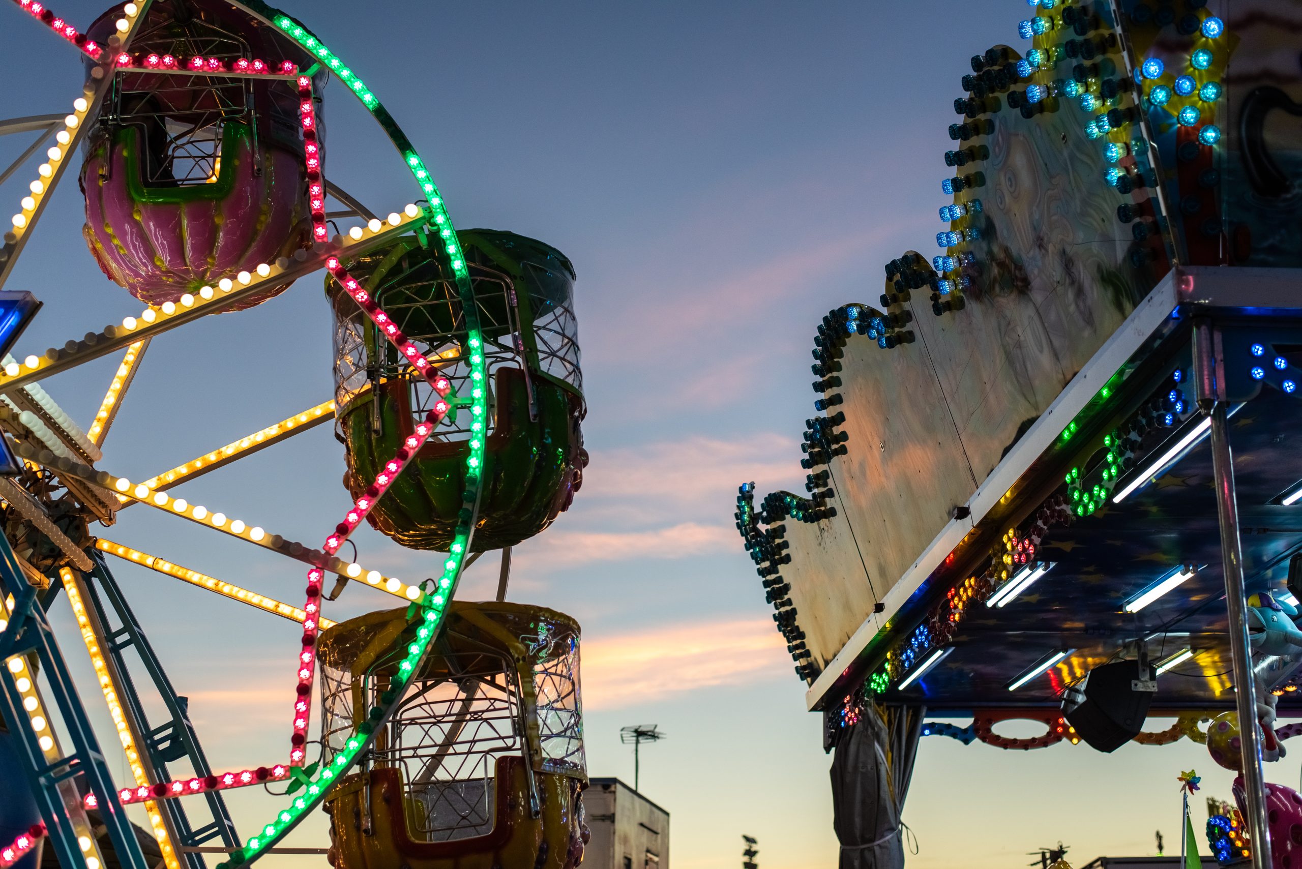 Une fête foraine à la tombée de la nuit