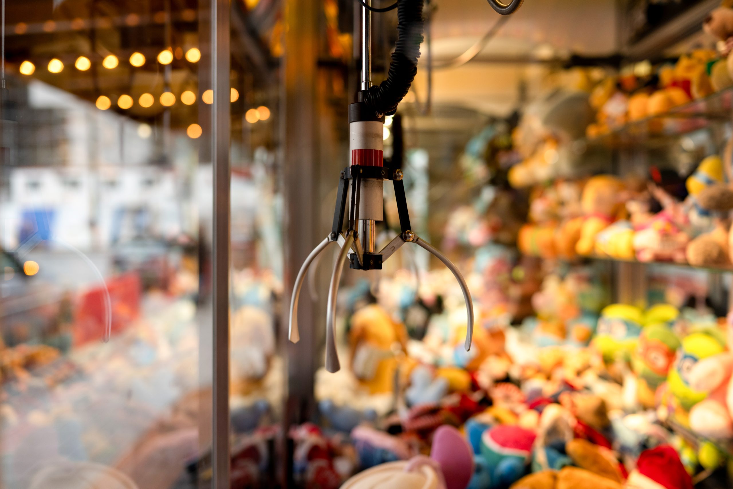 Une machine à pince dans une fête foraine pour attraper des peluches