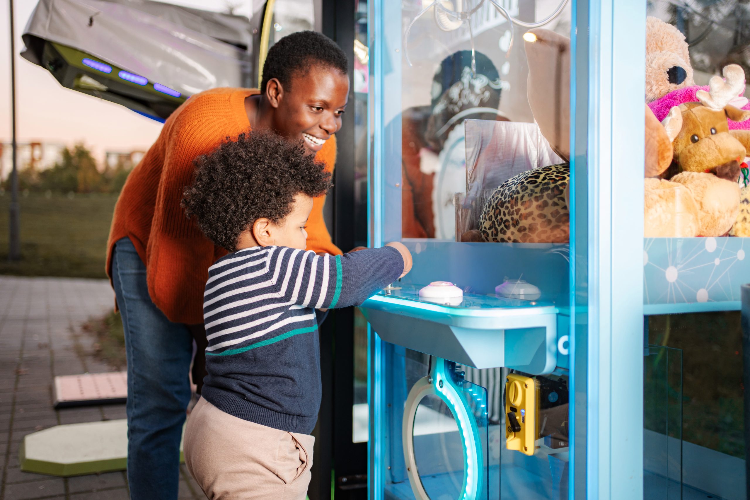 Un enfant joue à la machine à pince