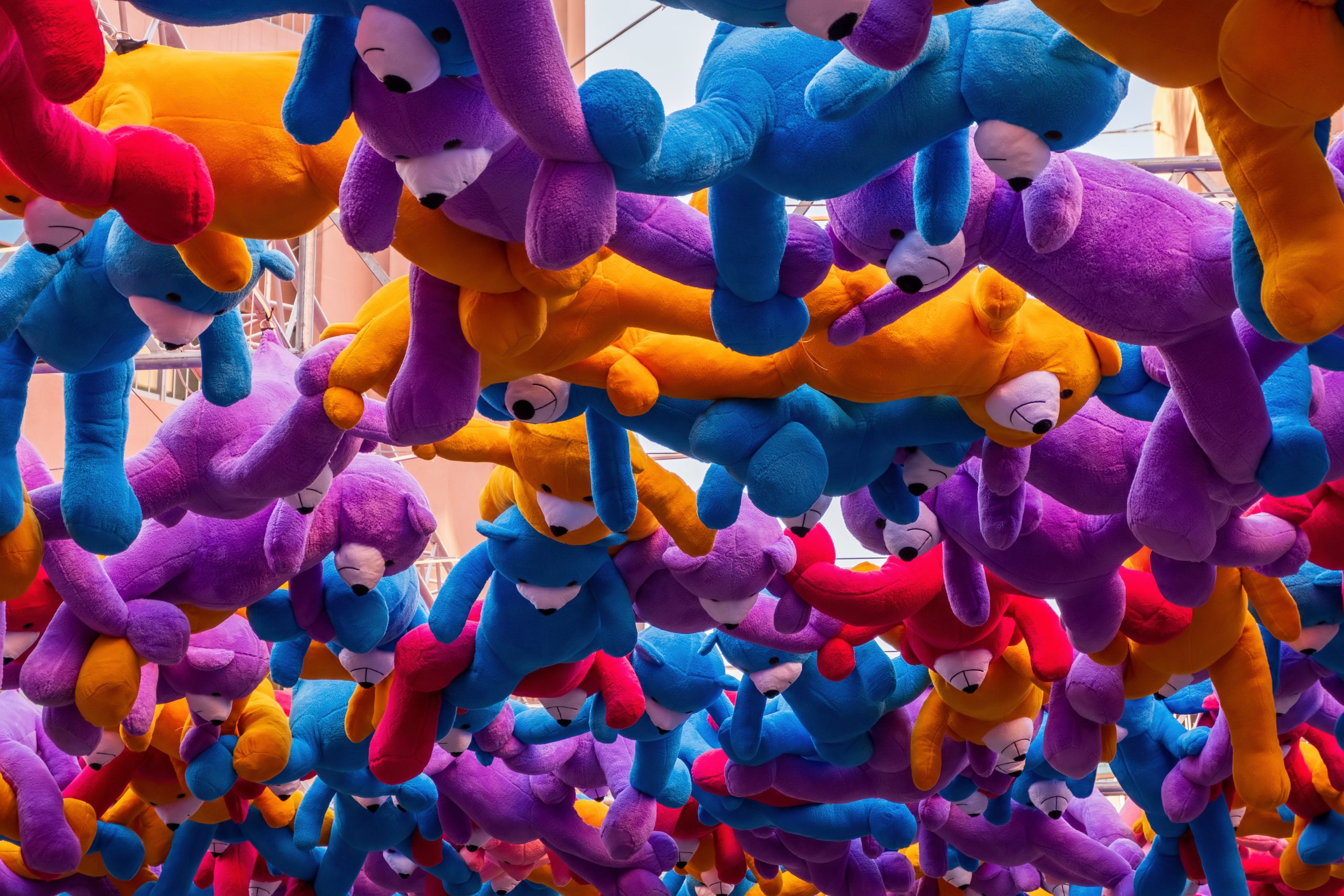 Des peluches de toutes les couleurs à la fête foraine