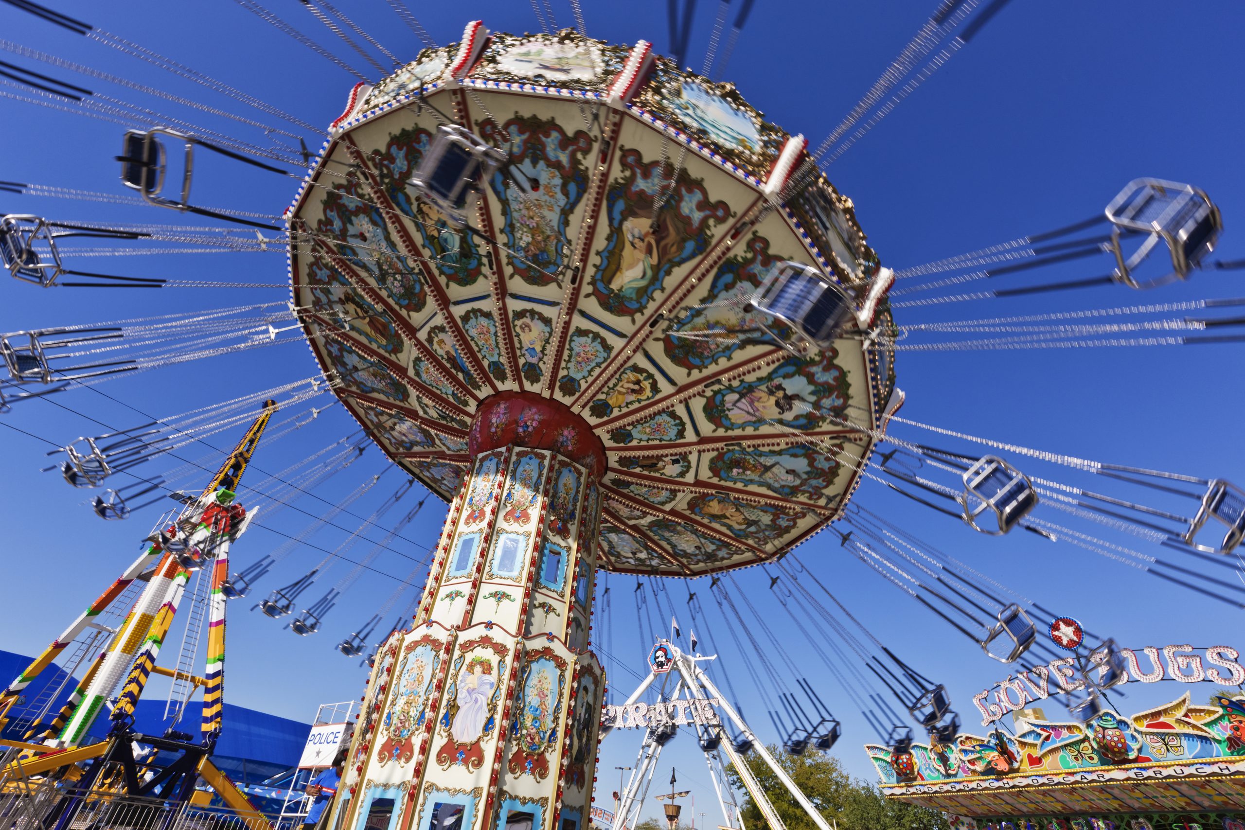Un manège installé dans une fête foraine longue durée