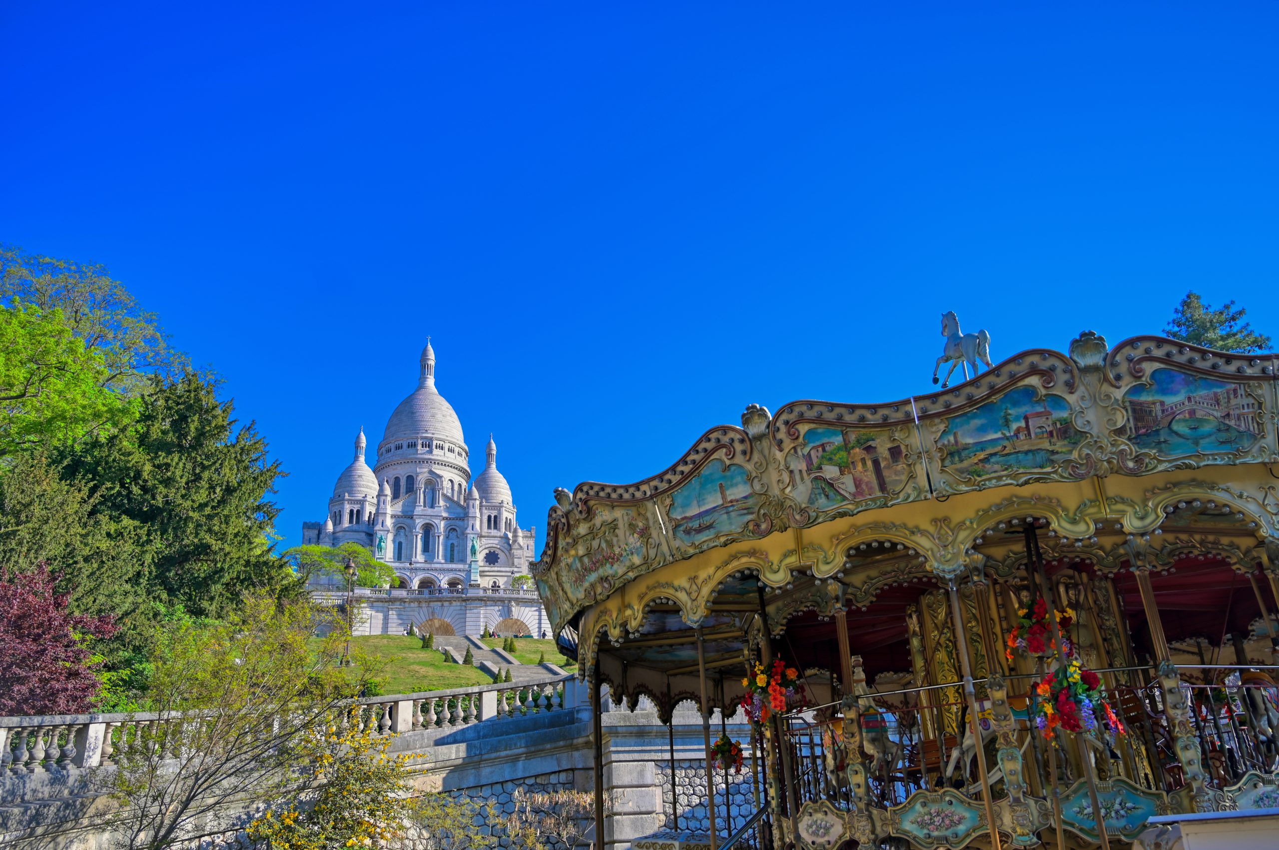Un manège devant le Sacré Coeur à Paris