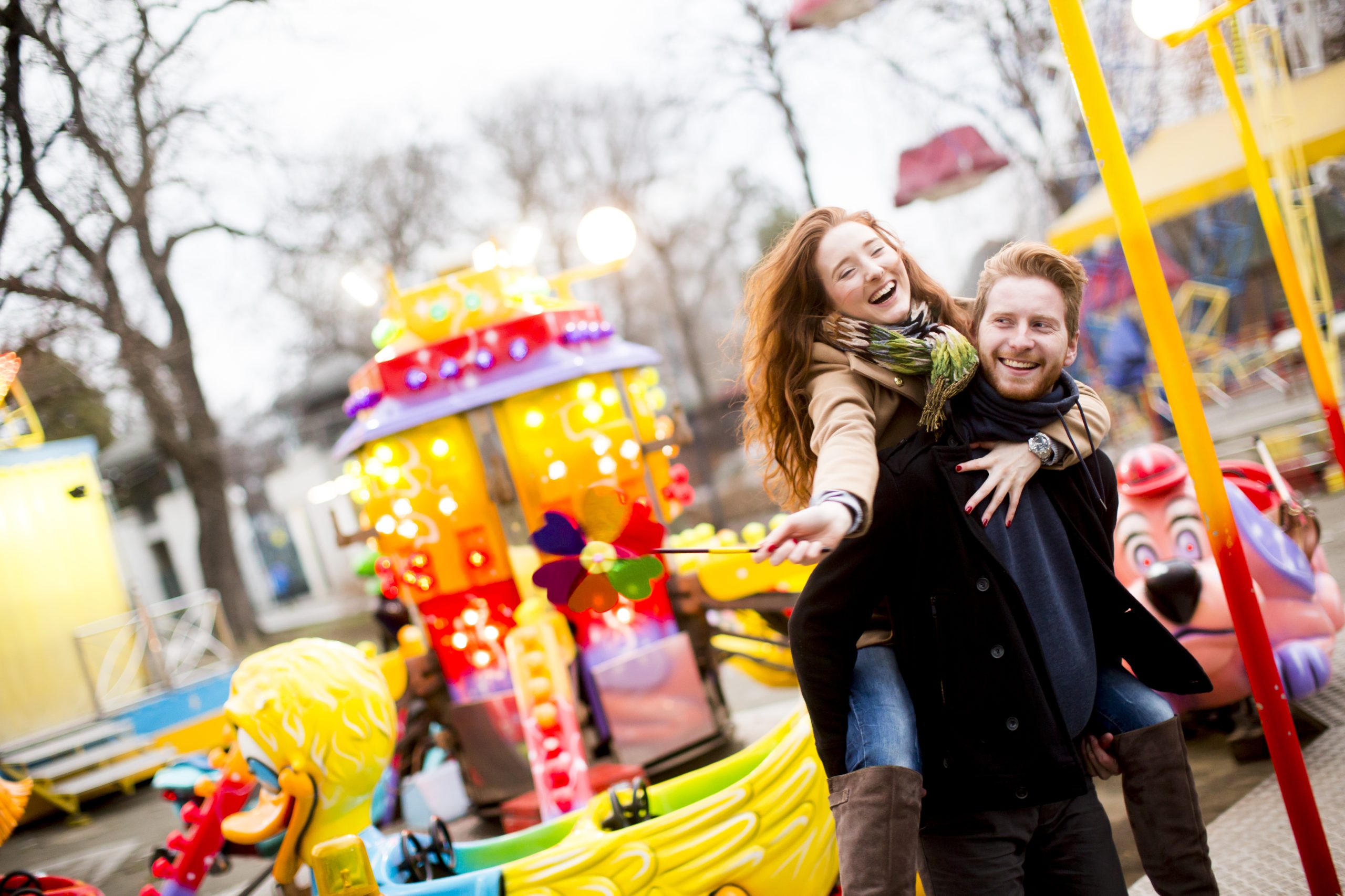 Un couple heureux à la fête foraine qui a gagné